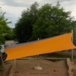 2 Sonnensegel feststehend Korbach 4M II. oranges und blaues Segel über einen Sandkasten